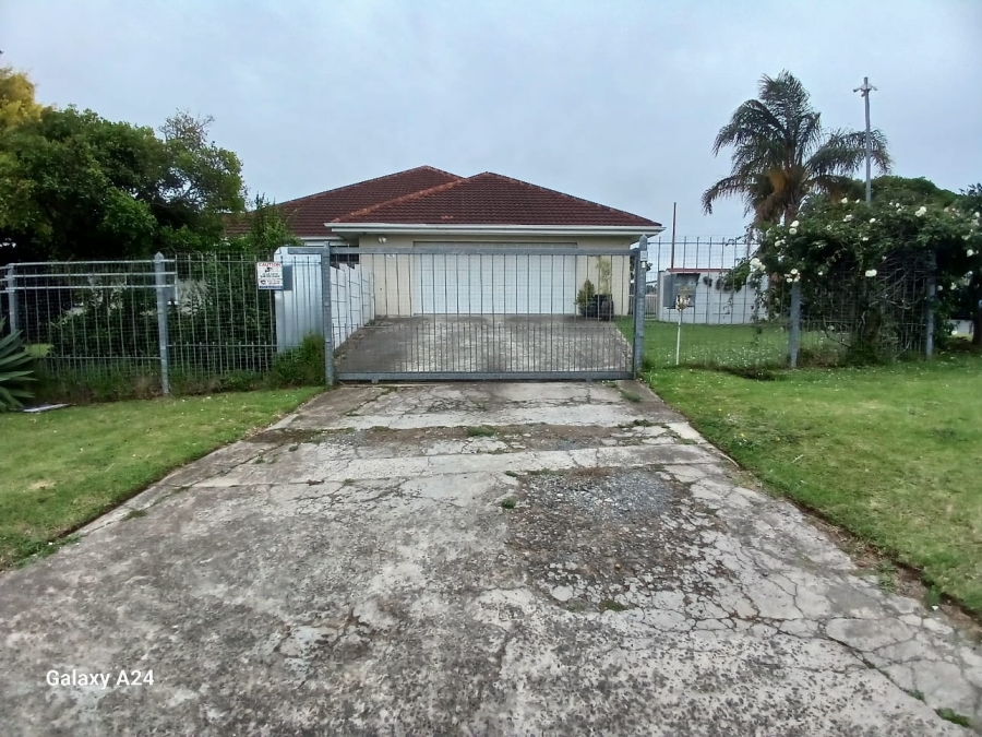 5 Bedroom Property for Sale in Beacon Bay Eastern Cape